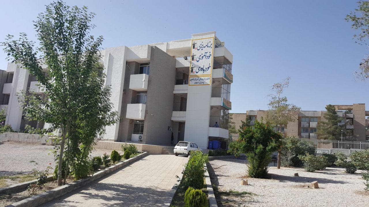 نمای بیرونی دبیرستان